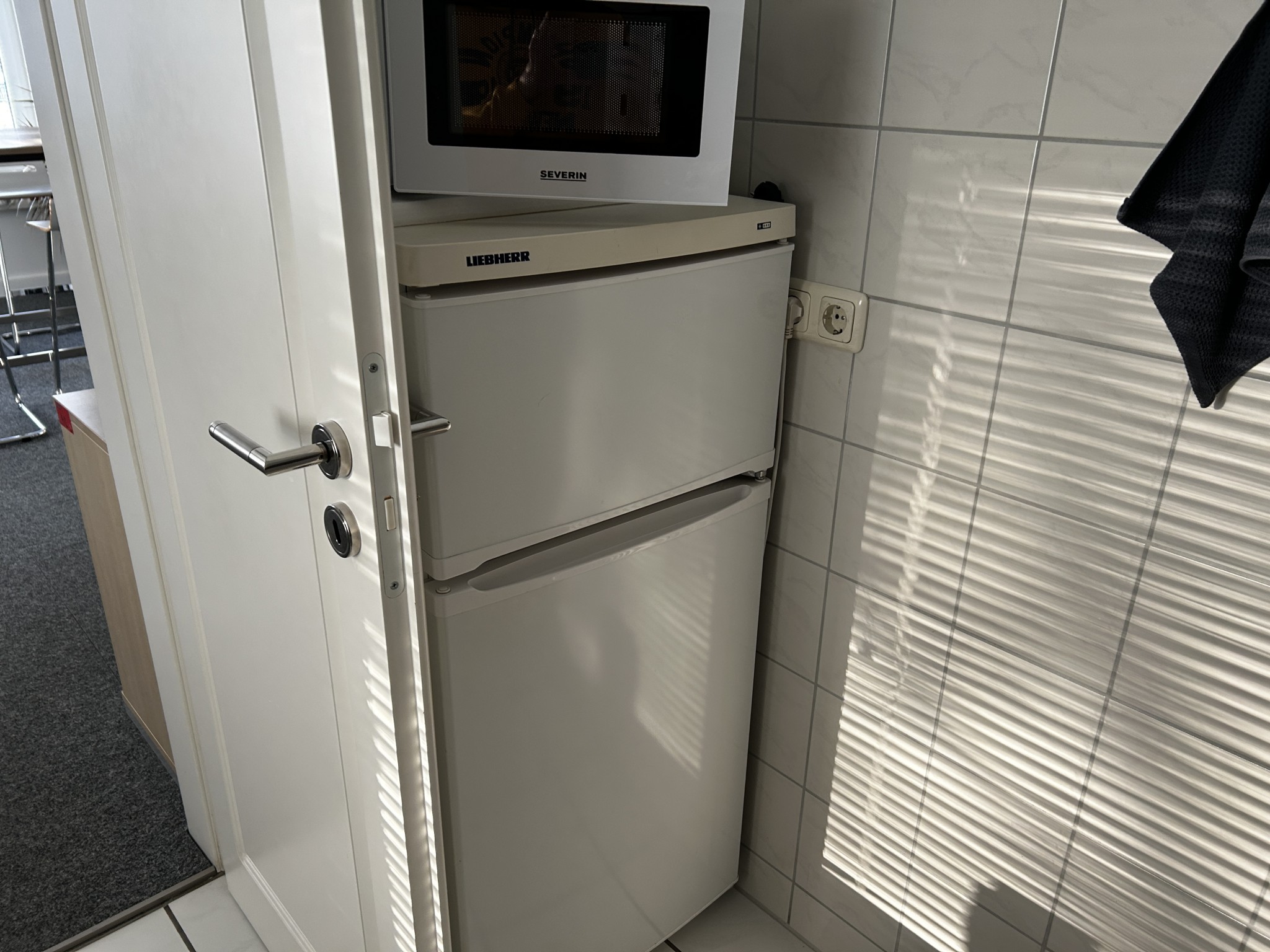 gepflegte, hochwertige Medientechnik sowie Büroausstattung-3