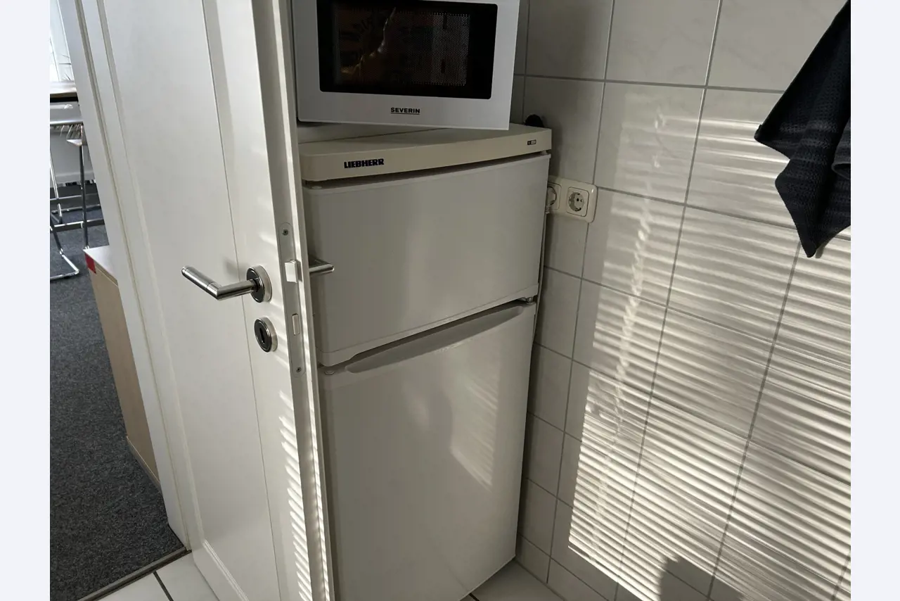 gepflegte, hochwertige Medientechnik sowie Büroausstattung-3