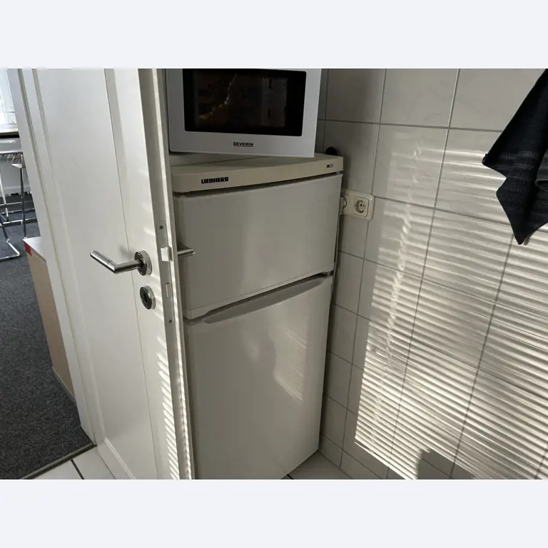 gepflegte, hochwertige Medientechnik sowie Büroausstattung-3