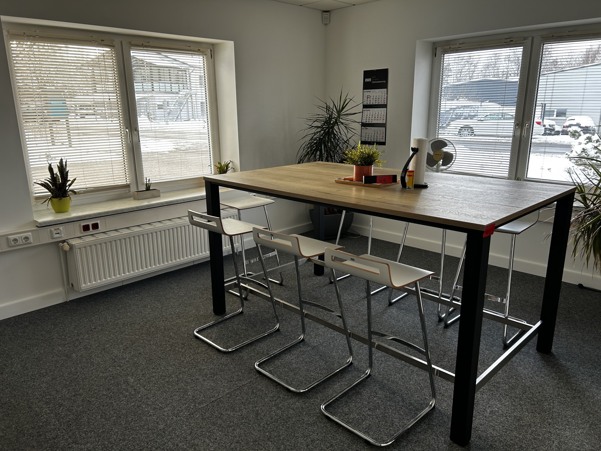 gepflegte, hochwertige Medientechnik sowie Büroausstattung-1