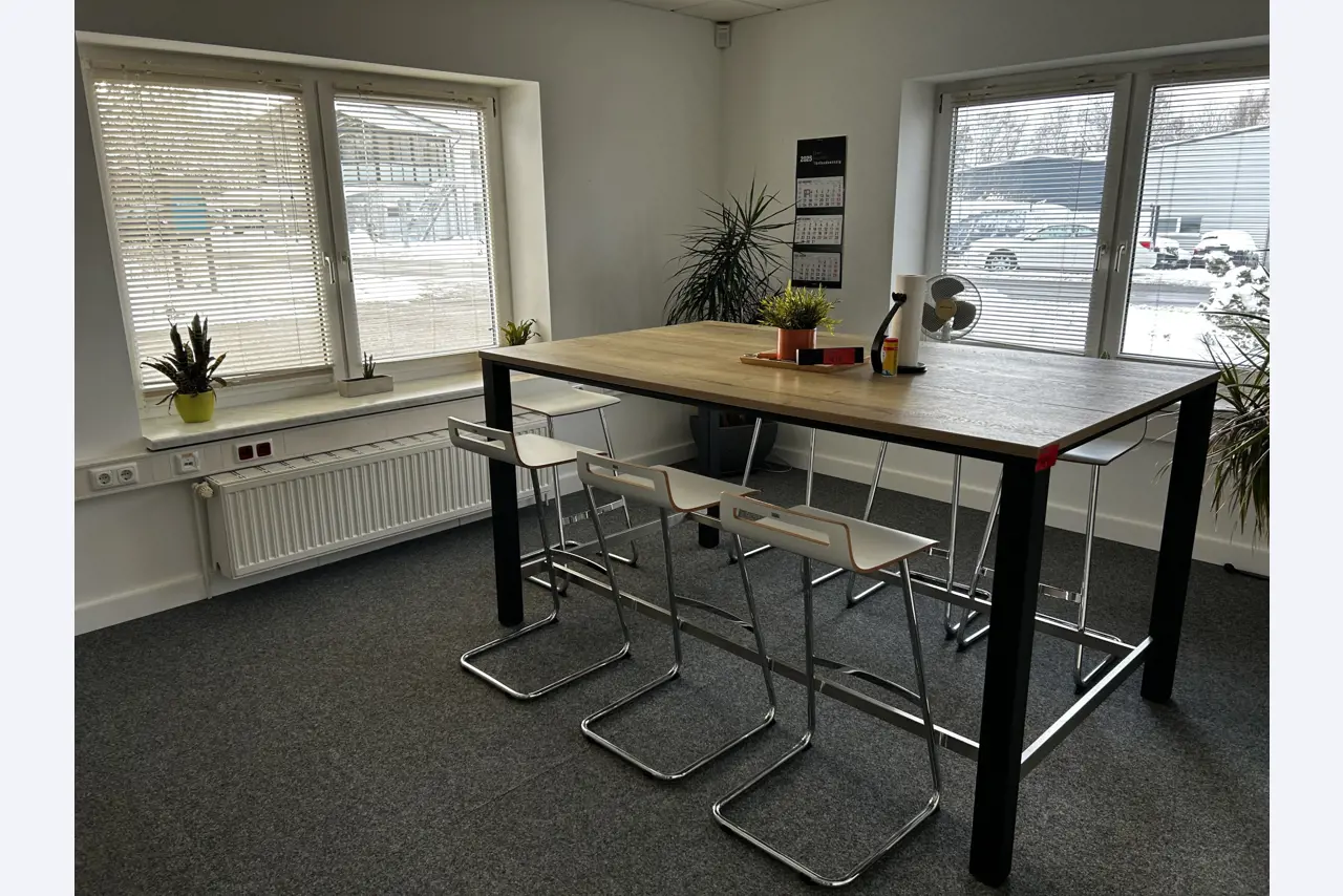 gepflegte, hochwertige Medientechnik sowie Büroausstattung-1