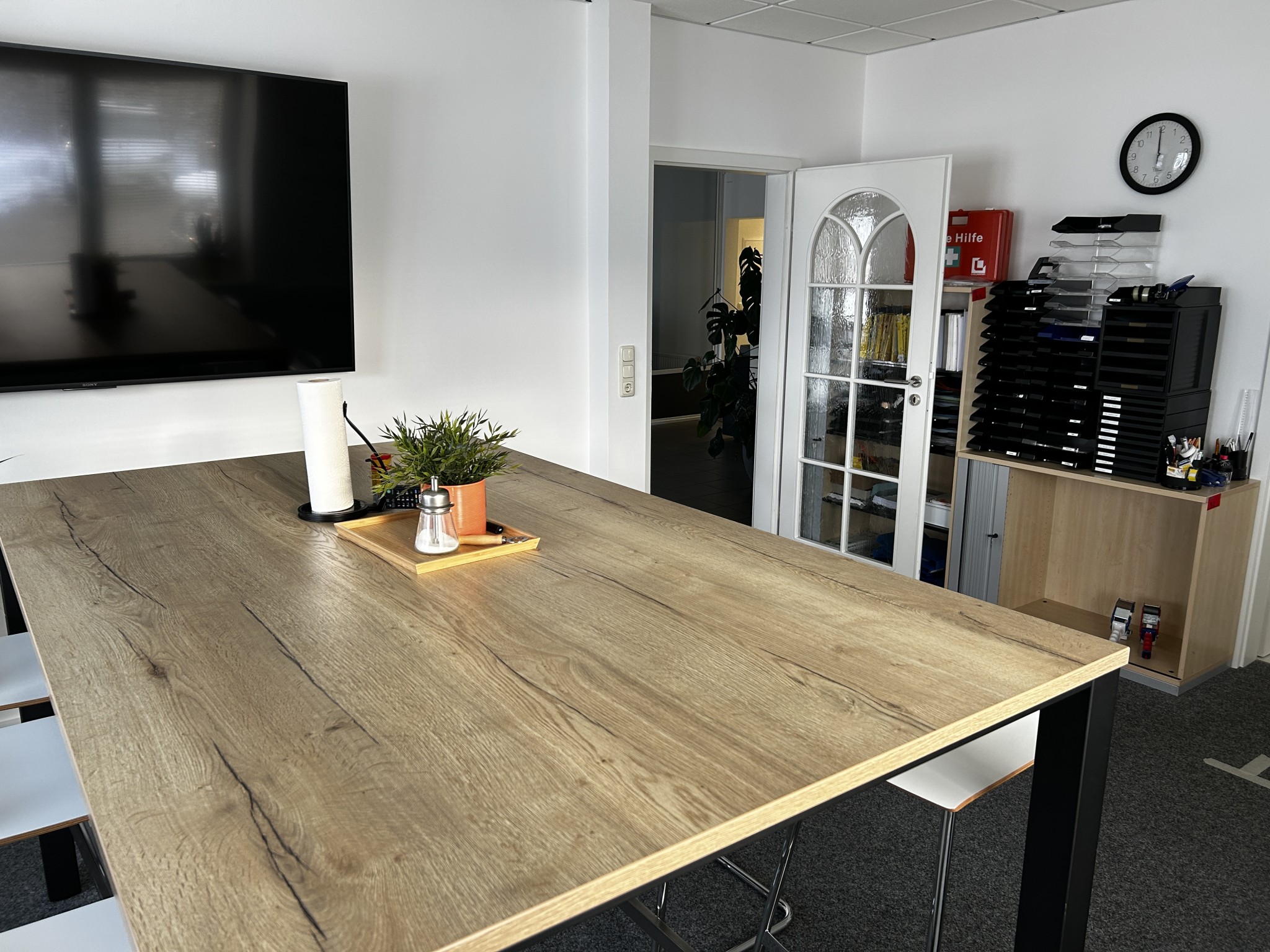 gepflegte, hochwertige Medientechnik sowie Büroausstattung-2