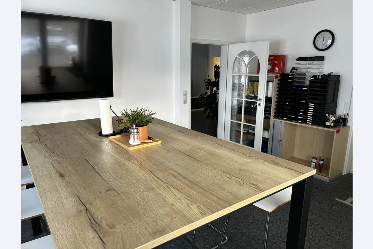 gepflegte, hochwertige Medientechnik sowie Büroausstattung-2