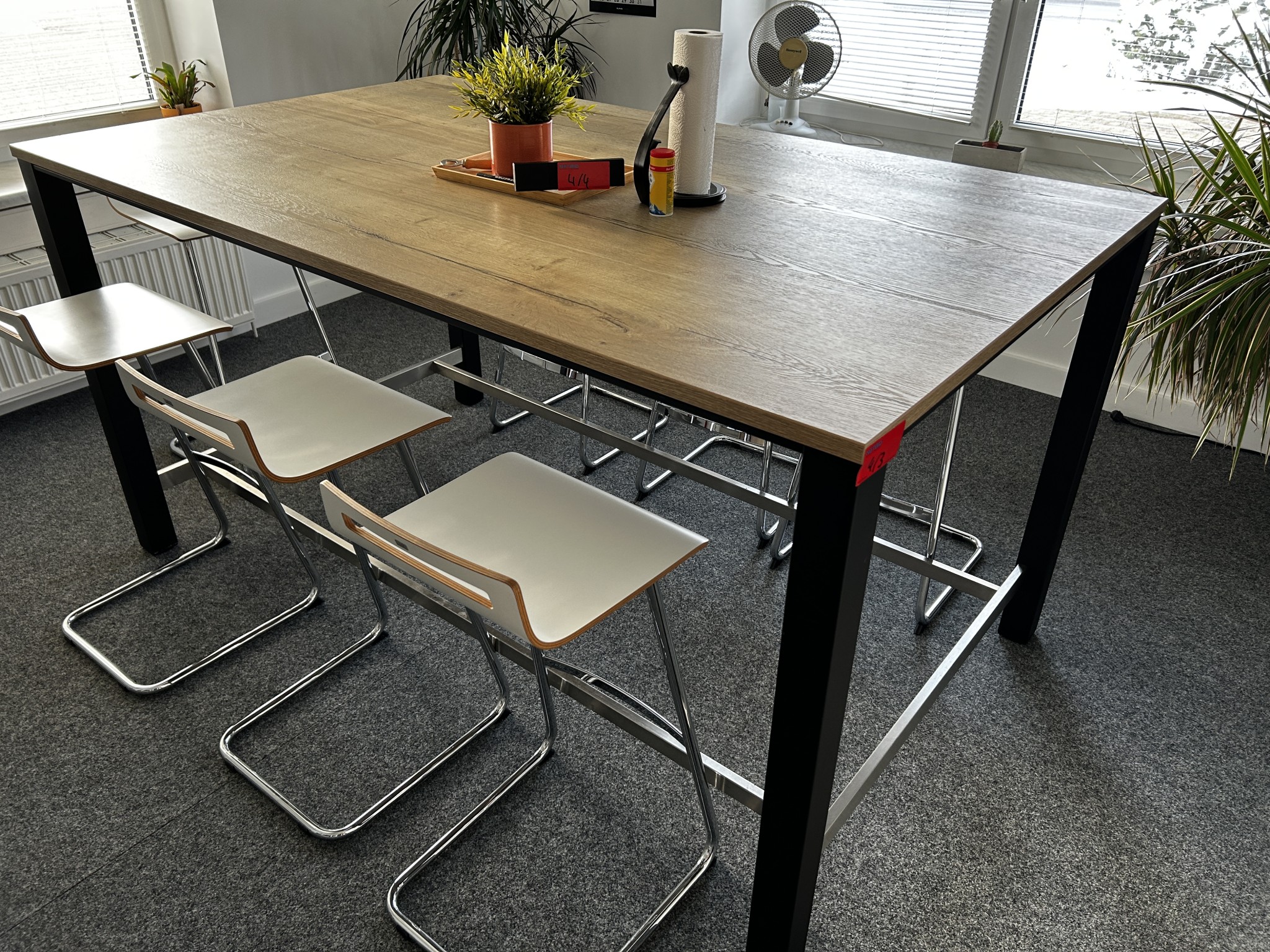 gepflegte, hochwertige Medientechnik sowie Büroausstattung-5