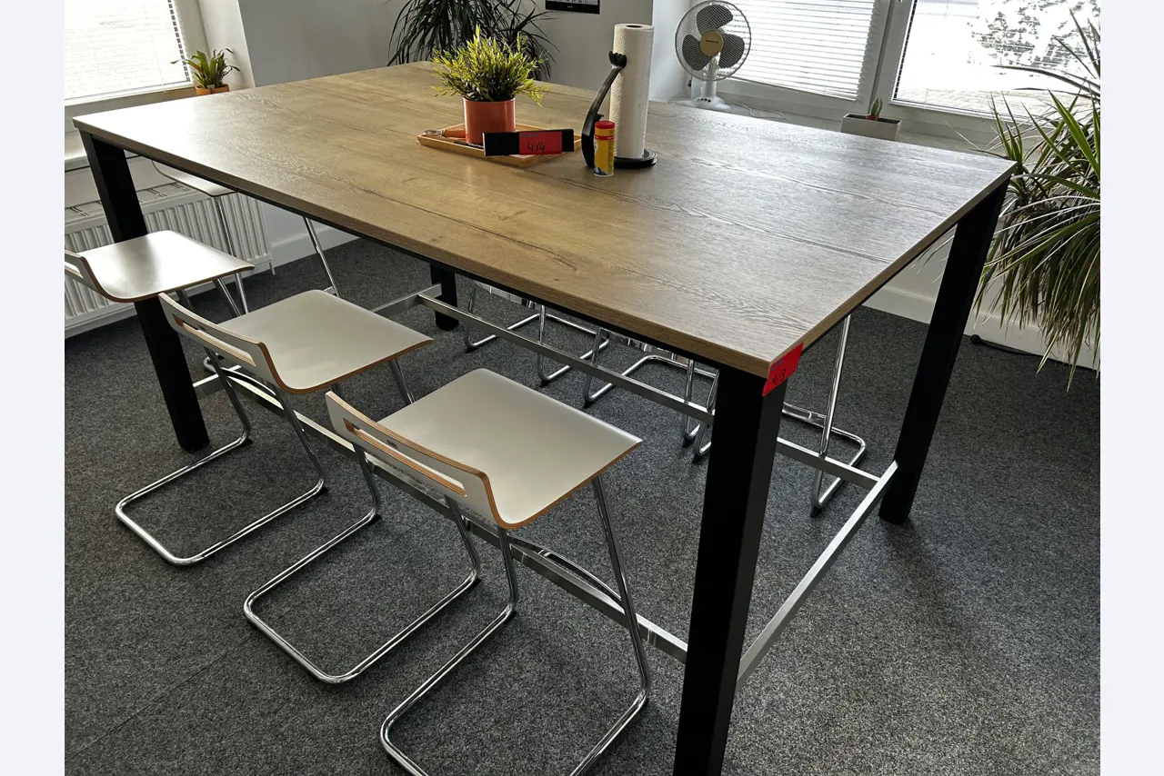 gepflegte, hochwertige Medientechnik sowie Büroausstattung-5