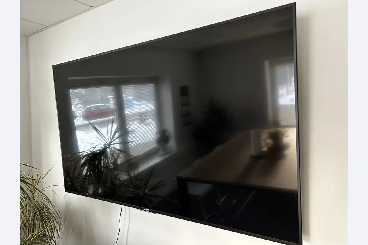 gepflegte, hochwertige Medientechnik sowie Büroausstattung-6