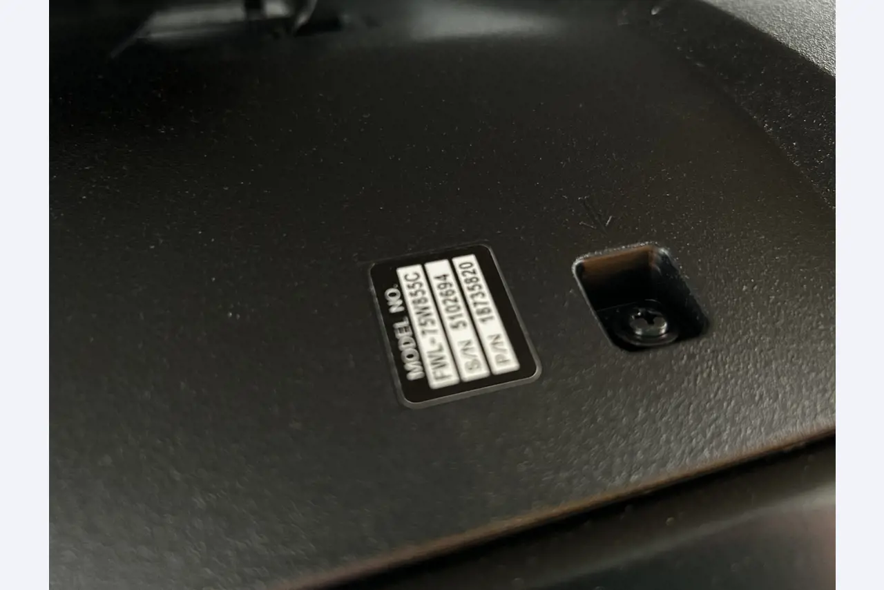 gepflegte, hochwertige Medientechnik sowie Büroausstattung-7