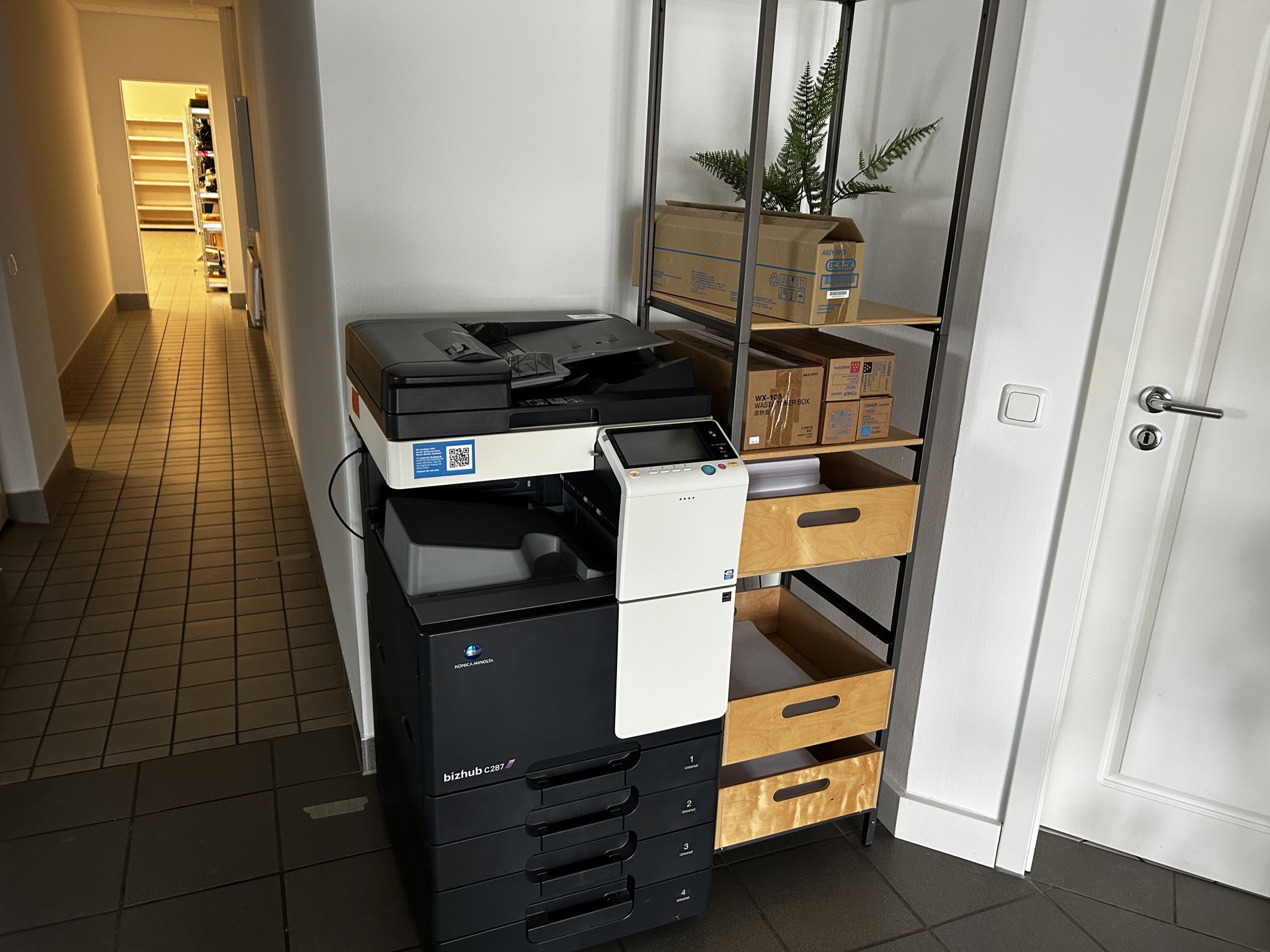 gepflegte, hochwertige Medientechnik sowie Büroausstattung-2