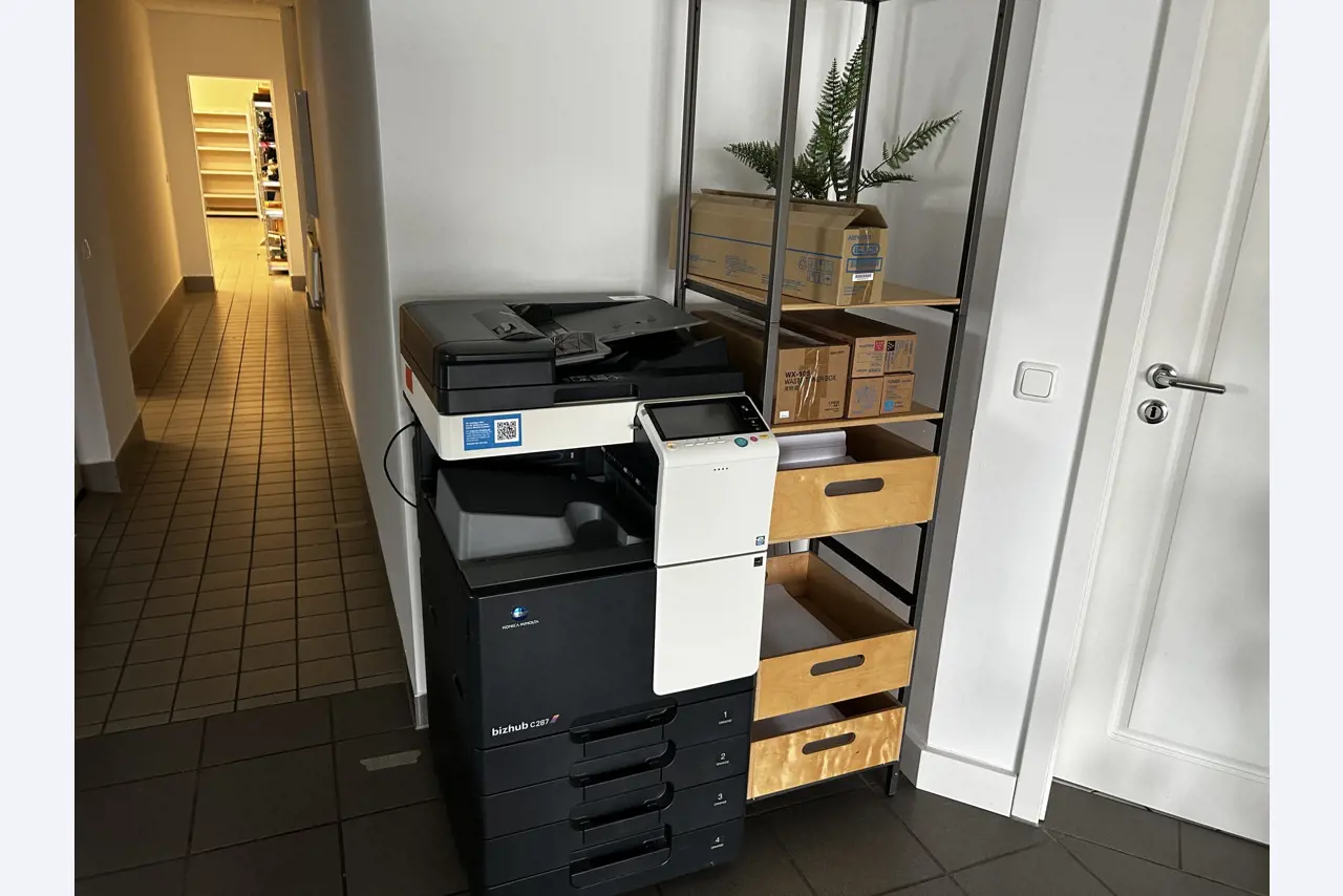 gepflegte, hochwertige Medientechnik sowie Büroausstattung-2