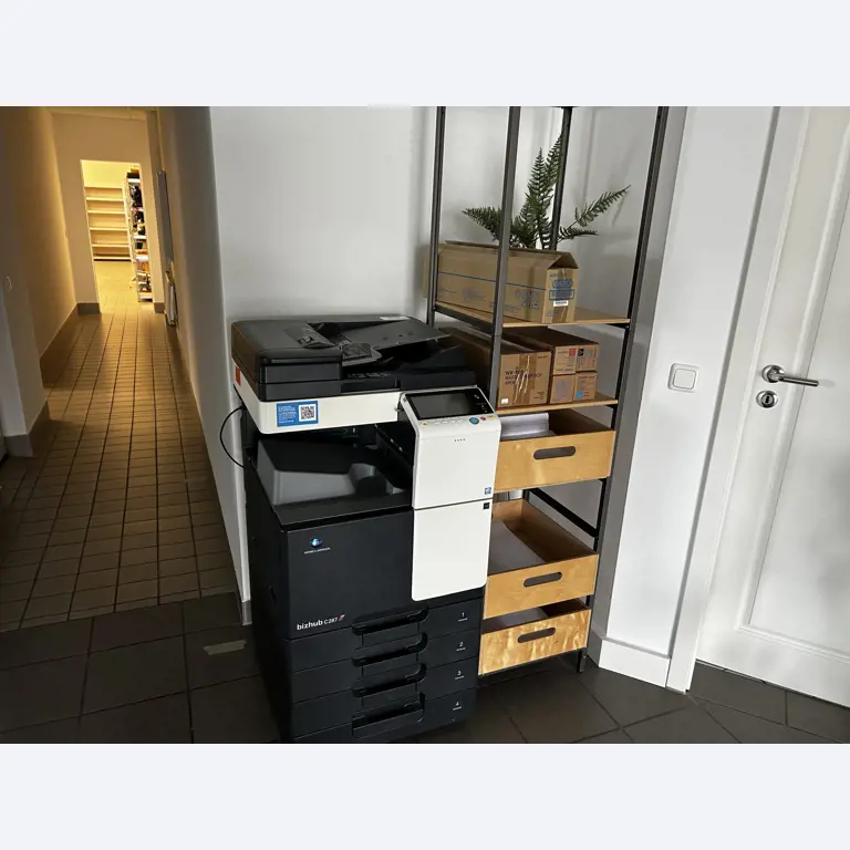 gepflegte, hochwertige Medientechnik sowie Büroausstattung-2