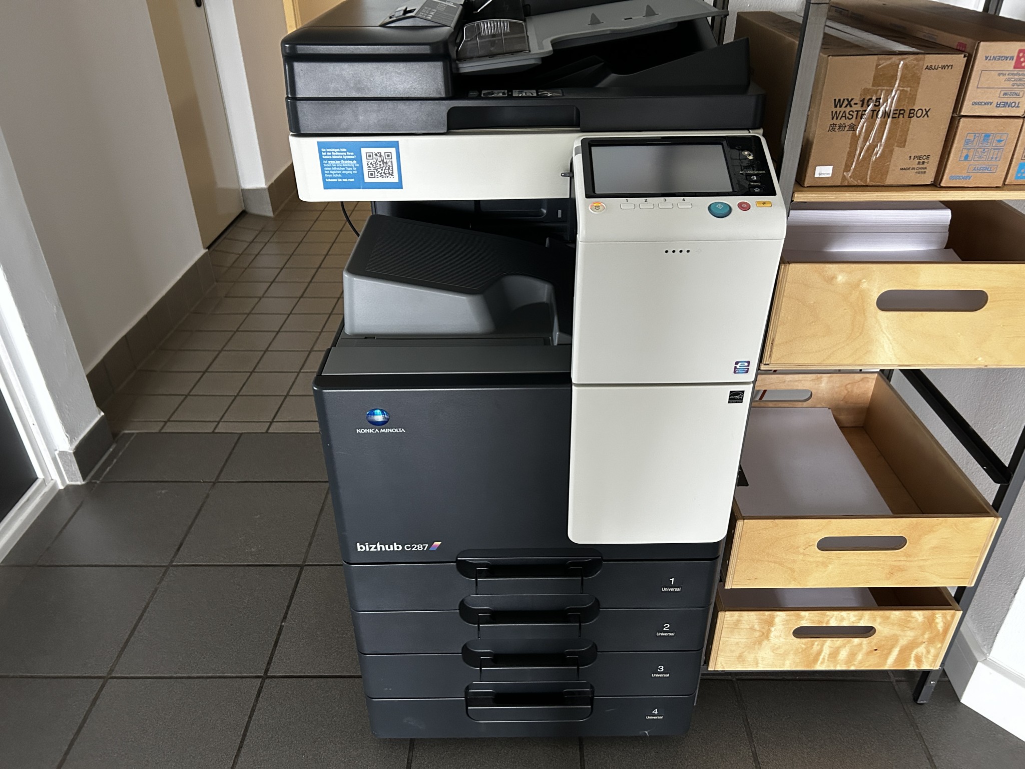 gepflegte, hochwertige Medientechnik sowie Büroausstattung-3