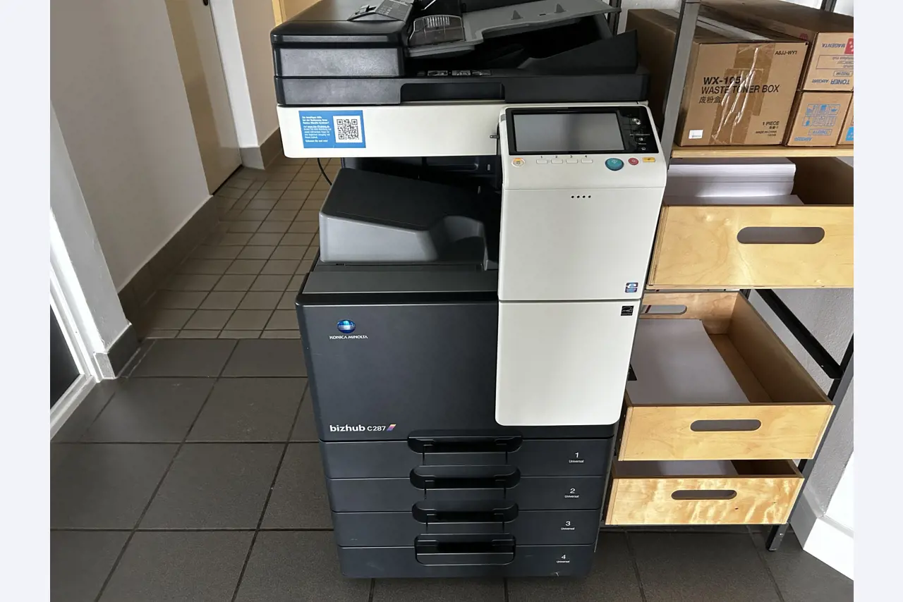 gepflegte, hochwertige Medientechnik sowie Büroausstattung-3