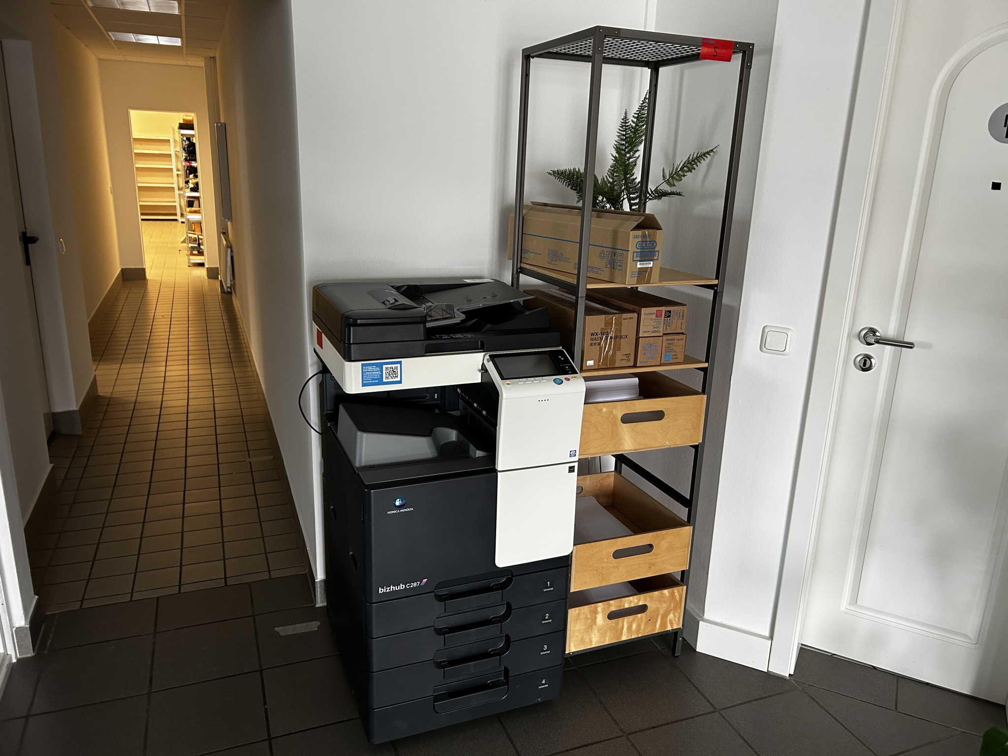 gepflegte, hochwertige Medientechnik sowie Büroausstattung-1