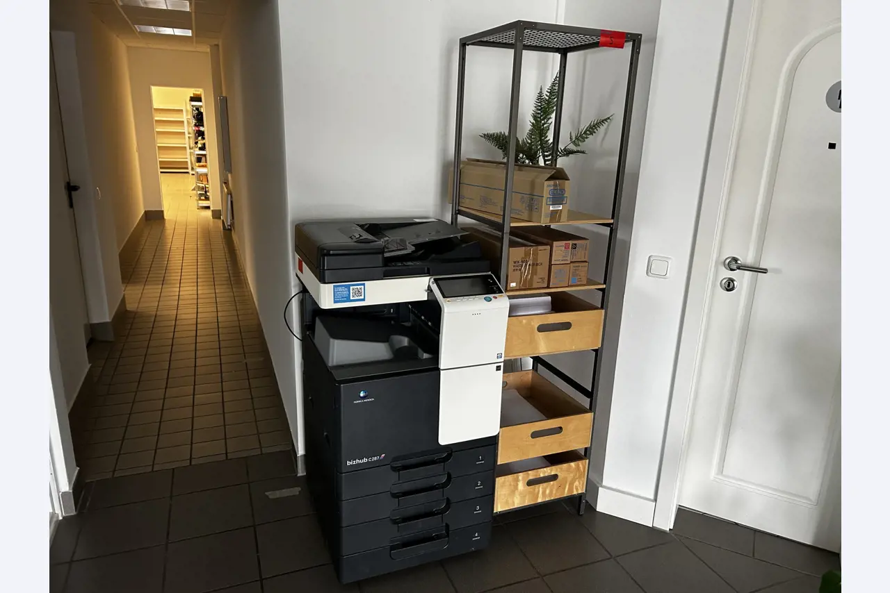 gepflegte, hochwertige Medientechnik sowie Büroausstattung-1