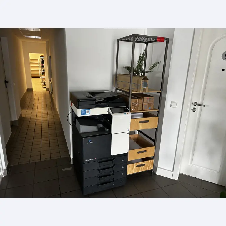 gepflegte, hochwertige Medientechnik sowie Büroausstattung-1