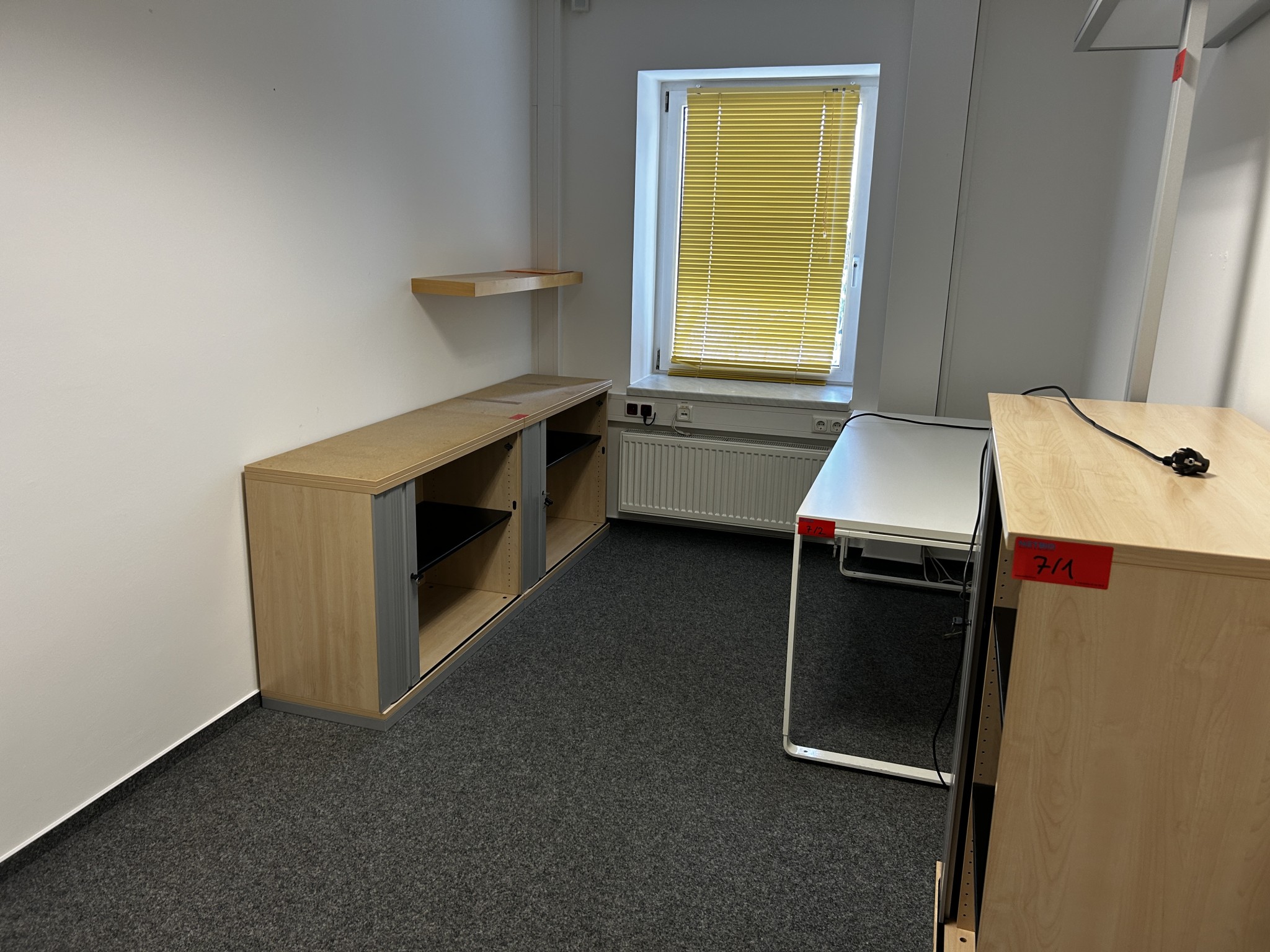 gepflegte, hochwertige Medientechnik sowie Büroausstattung-1