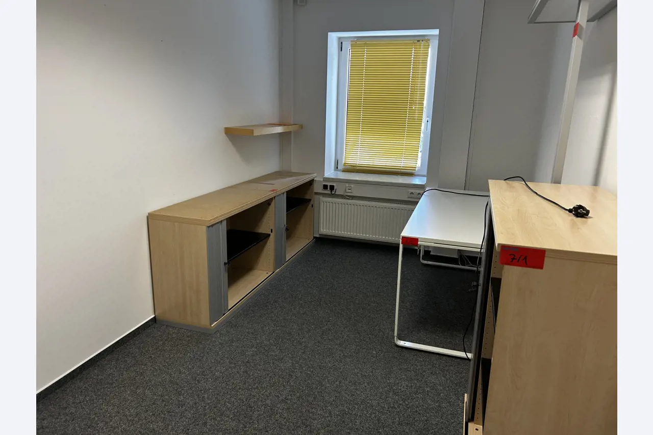 gepflegte, hochwertige Medientechnik sowie Büroausstattung-1