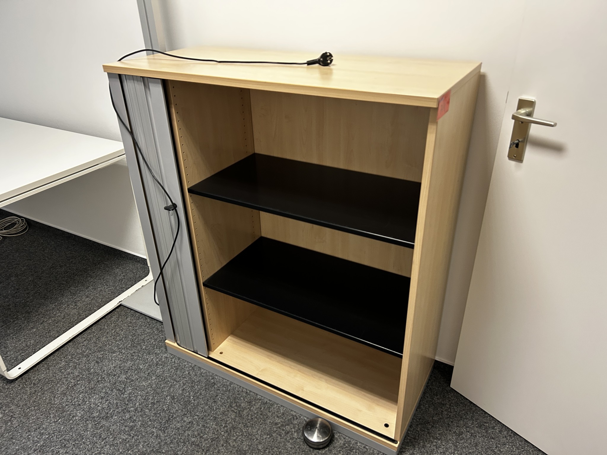 gepflegte, hochwertige Medientechnik sowie Büroausstattung-2