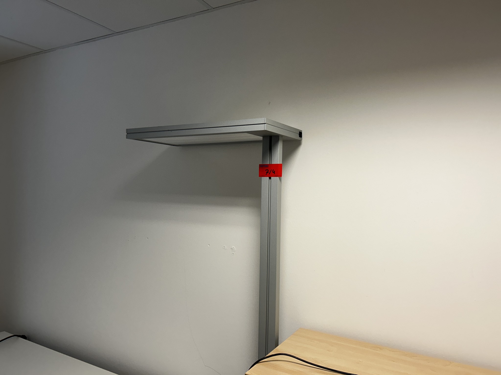 gepflegte, hochwertige Medientechnik sowie Büroausstattung-3