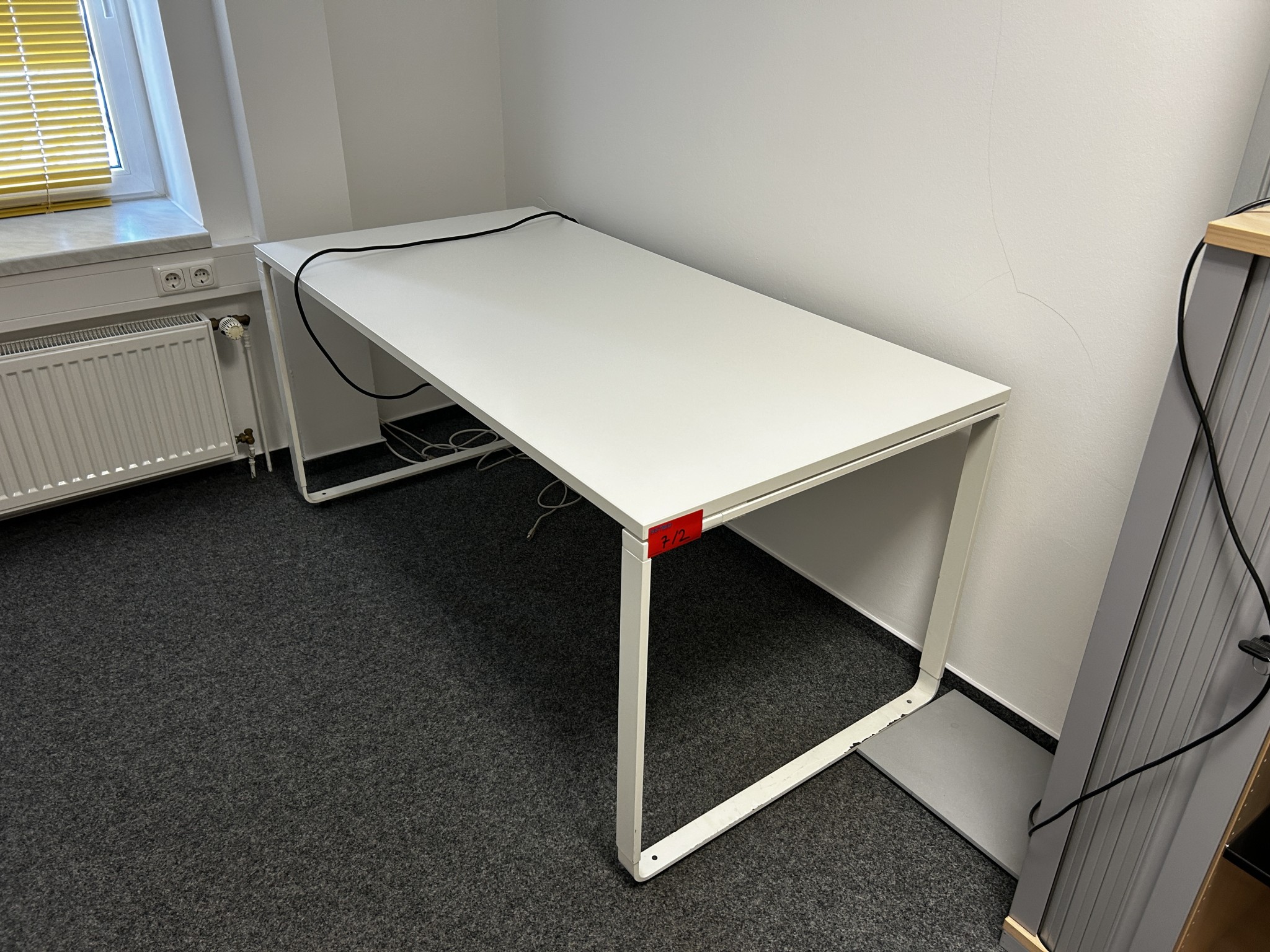 gepflegte, hochwertige Medientechnik sowie Büroausstattung-4