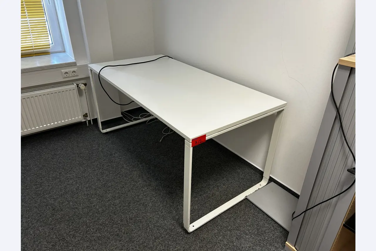 gepflegte, hochwertige Medientechnik sowie Büroausstattung-4