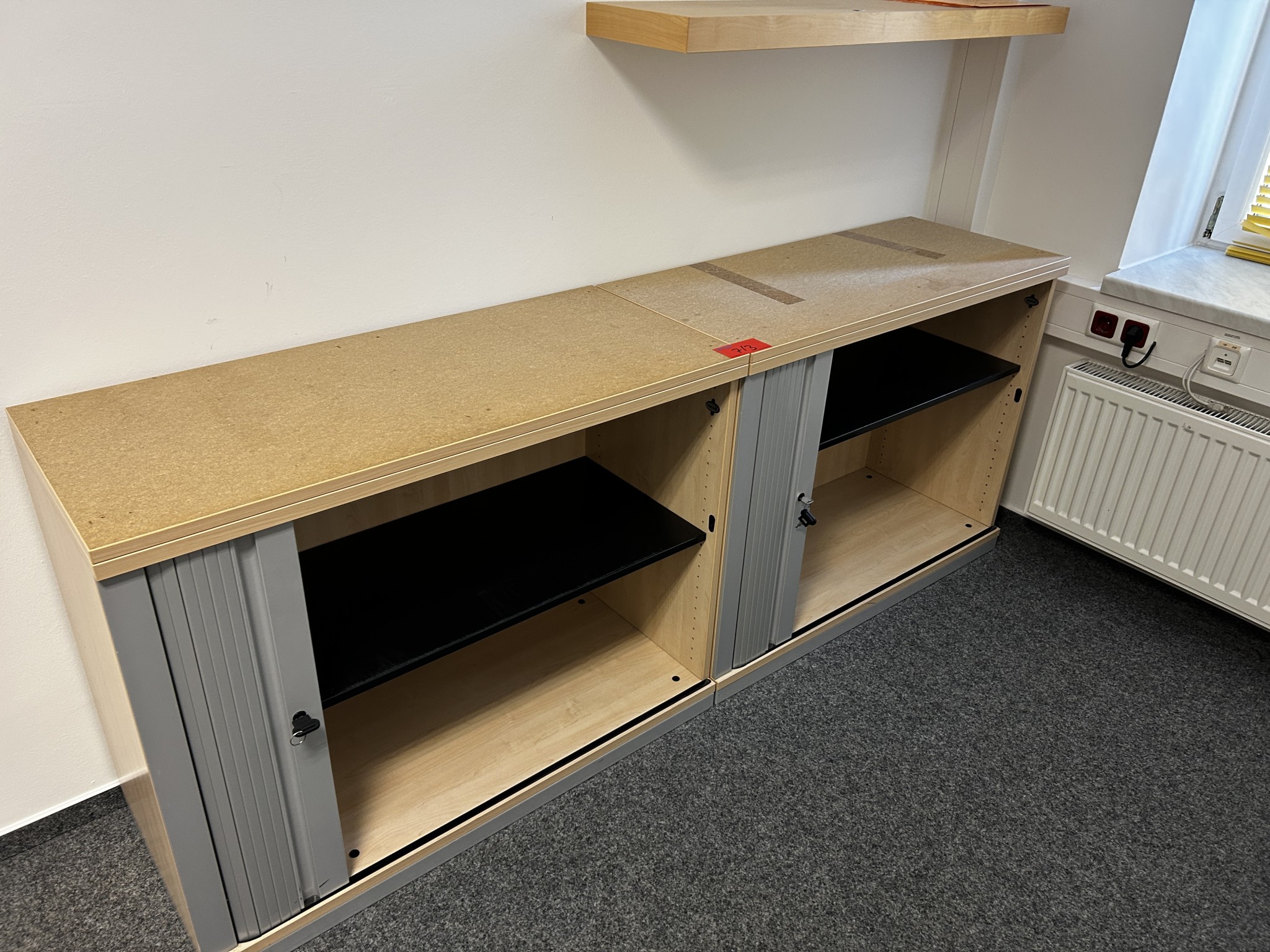 gepflegte, hochwertige Medientechnik sowie Büroausstattung-5