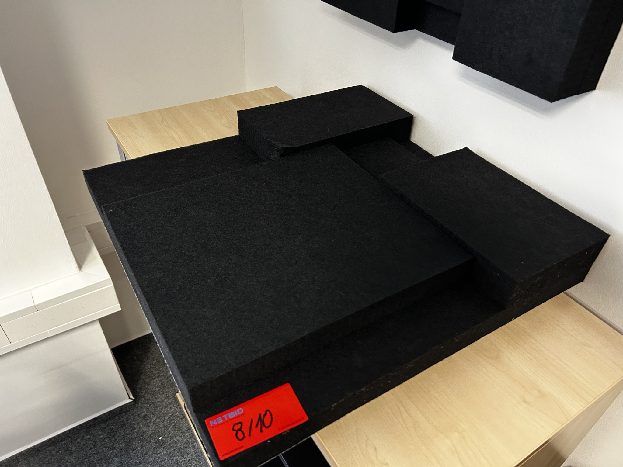 gepflegte, hochwertige Medientechnik sowie Büroausstattung-1