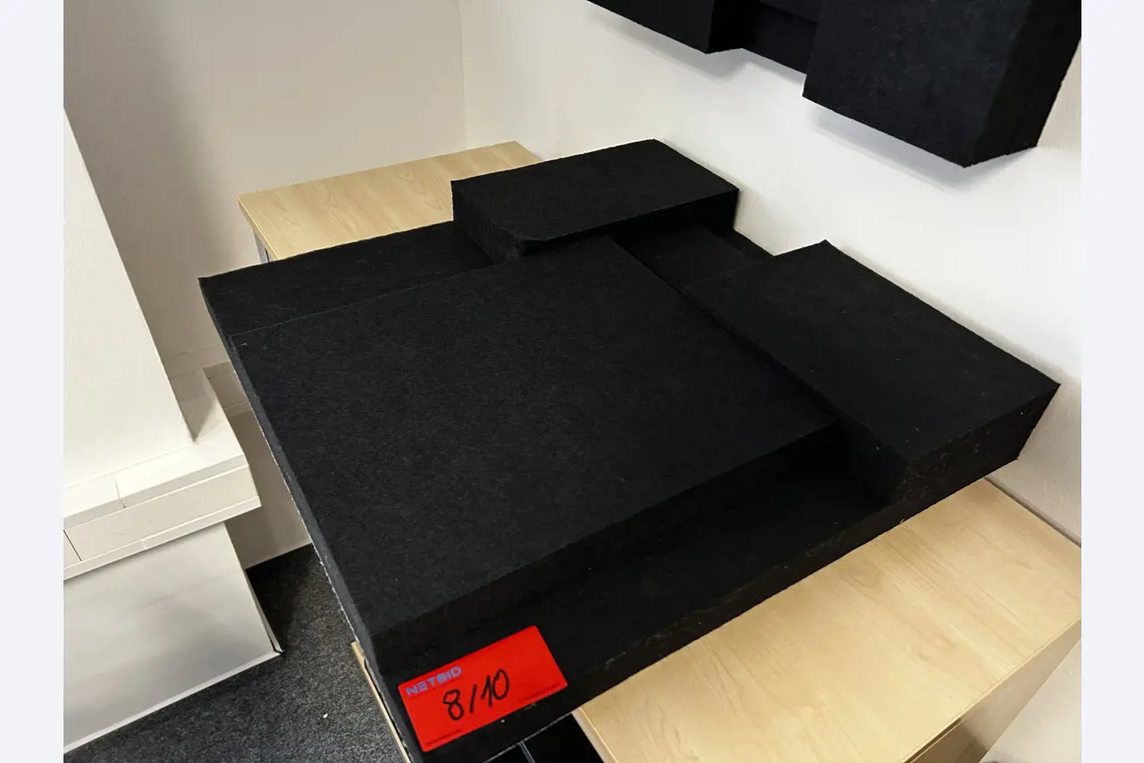 gepflegte, hochwertige Medientechnik sowie Büroausstattung-1