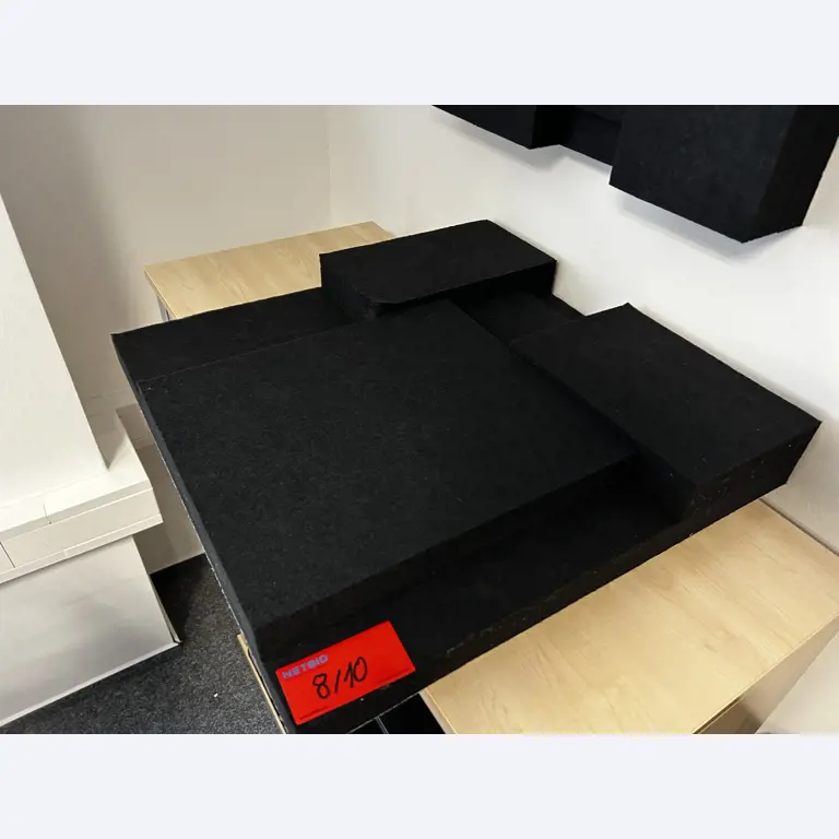 gepflegte, hochwertige Medientechnik sowie Büroausstattung-1