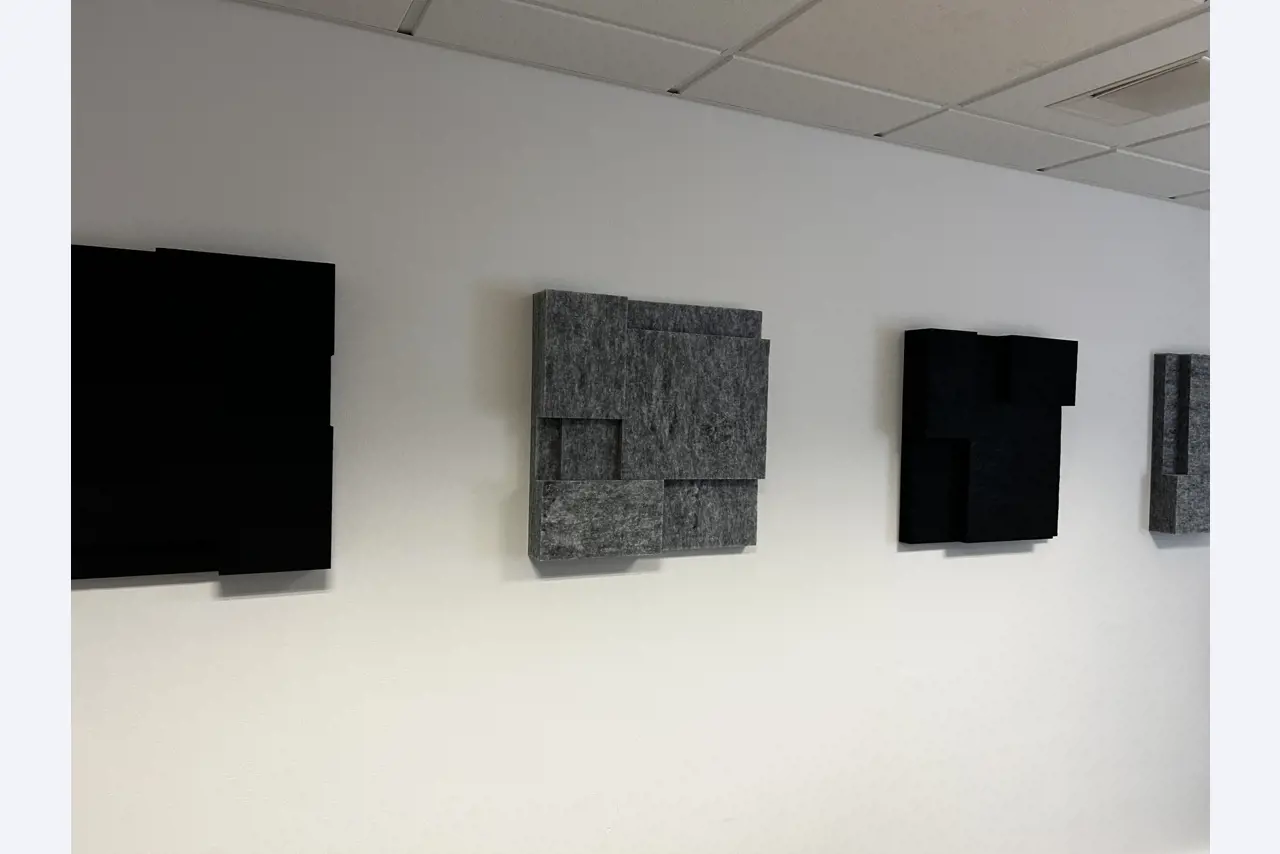 gepflegte, hochwertige Medientechnik sowie Büroausstattung-4