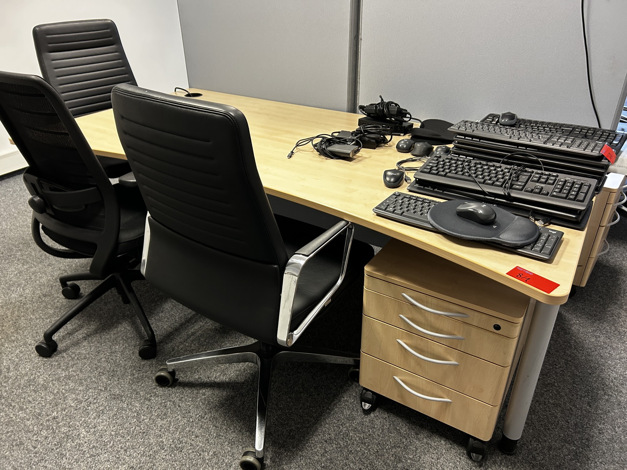 gepflegte, hochwertige Medientechnik sowie Büroausstattung-1