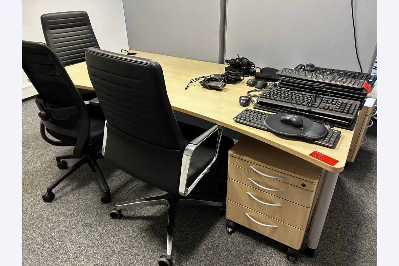 gepflegte, hochwertige Medientechnik sowie Büroausstattung-1