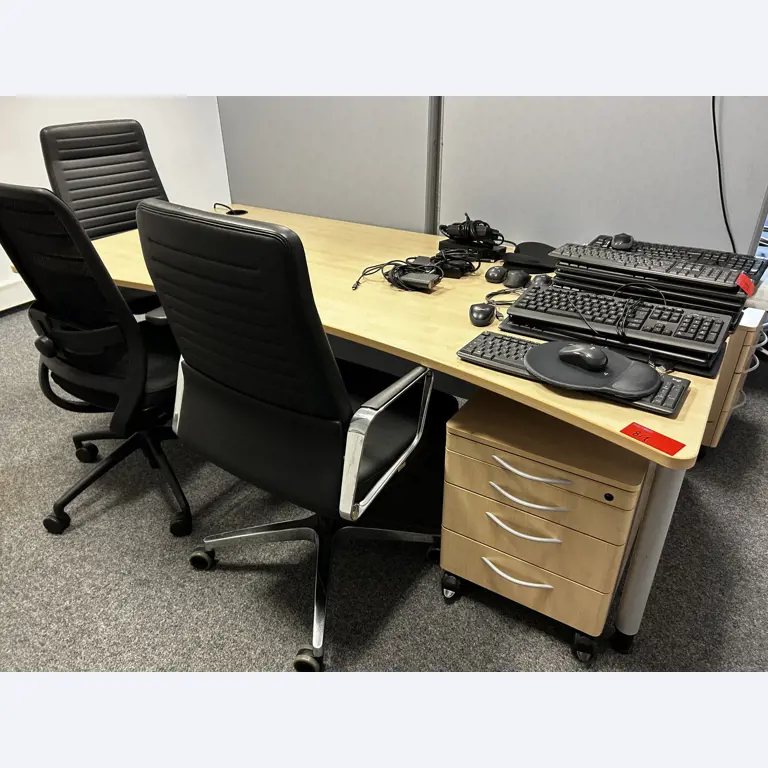 gepflegte, hochwertige Medientechnik sowie Büroausstattung-1