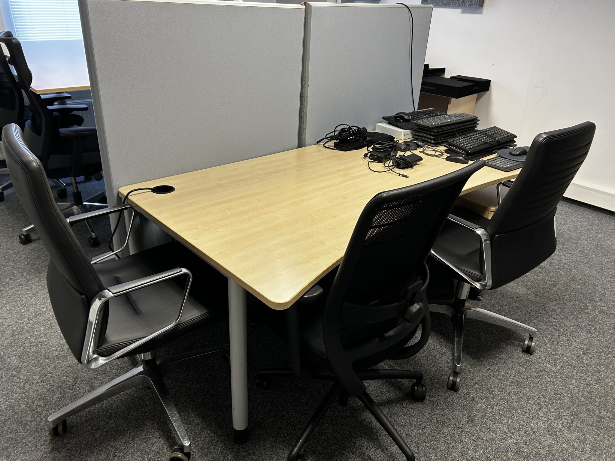 gepflegte, hochwertige Medientechnik sowie Büroausstattung-2