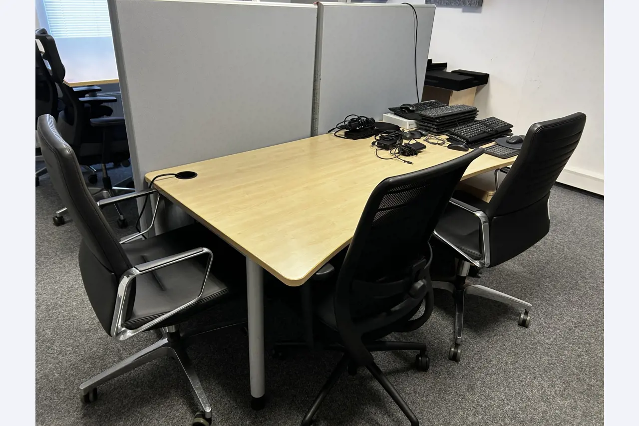 gepflegte, hochwertige Medientechnik sowie Büroausstattung-2