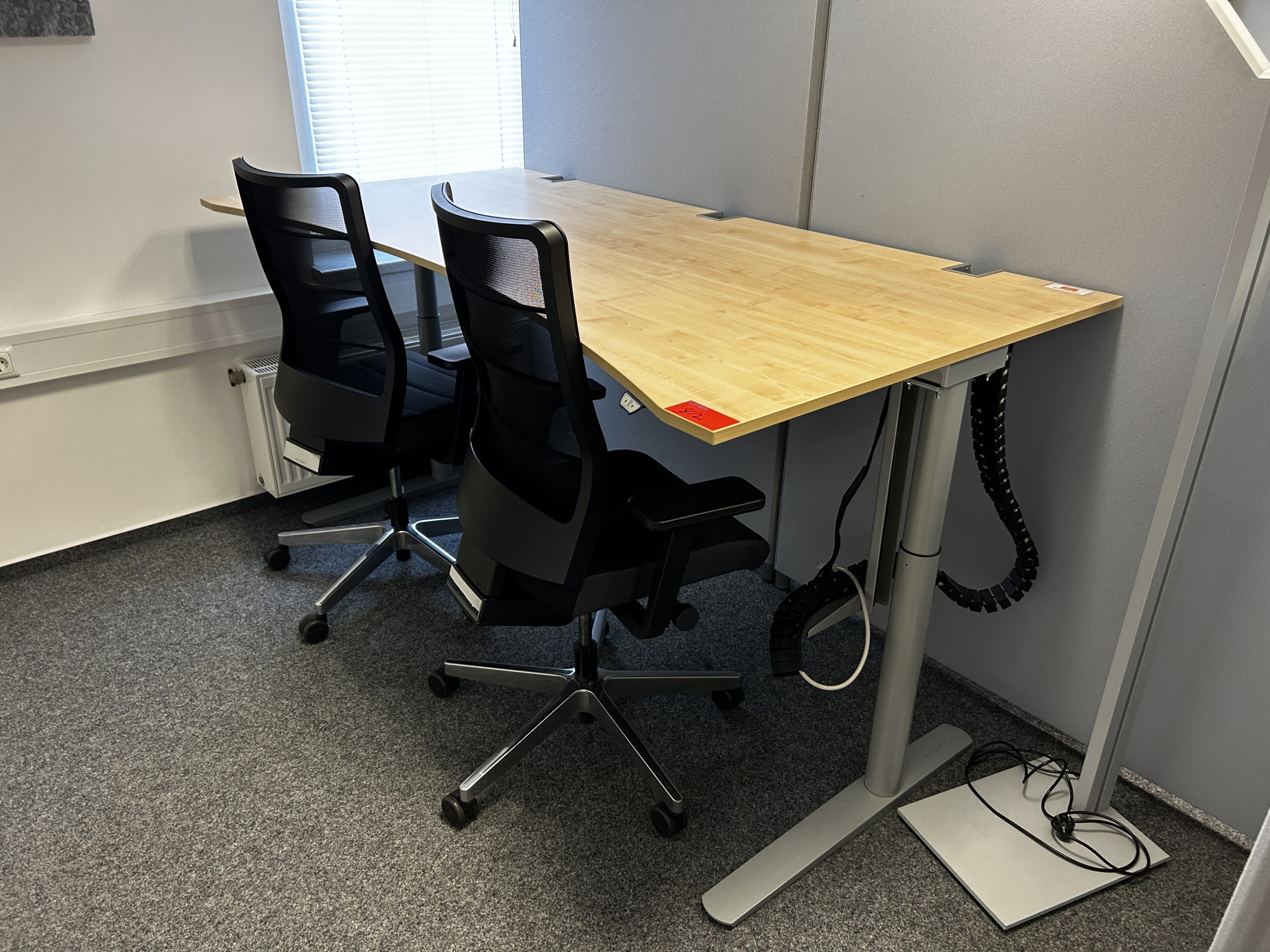 gepflegte, hochwertige Medientechnik sowie Büroausstattung-1