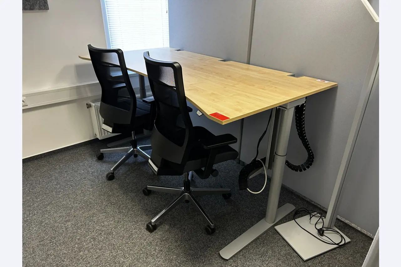 gepflegte, hochwertige Medientechnik sowie Büroausstattung-1