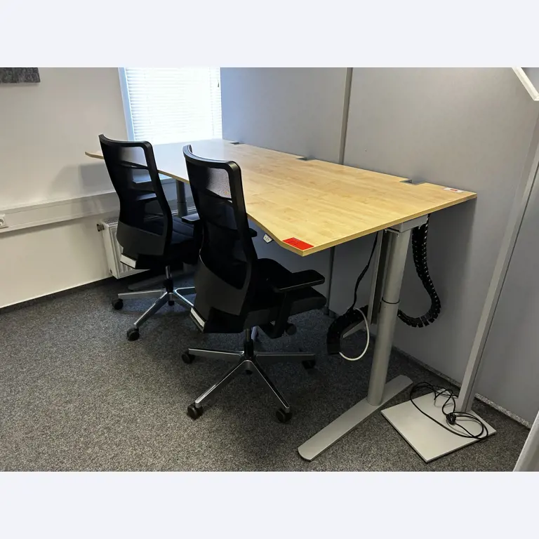 gepflegte, hochwertige Medientechnik sowie Büroausstattung-1