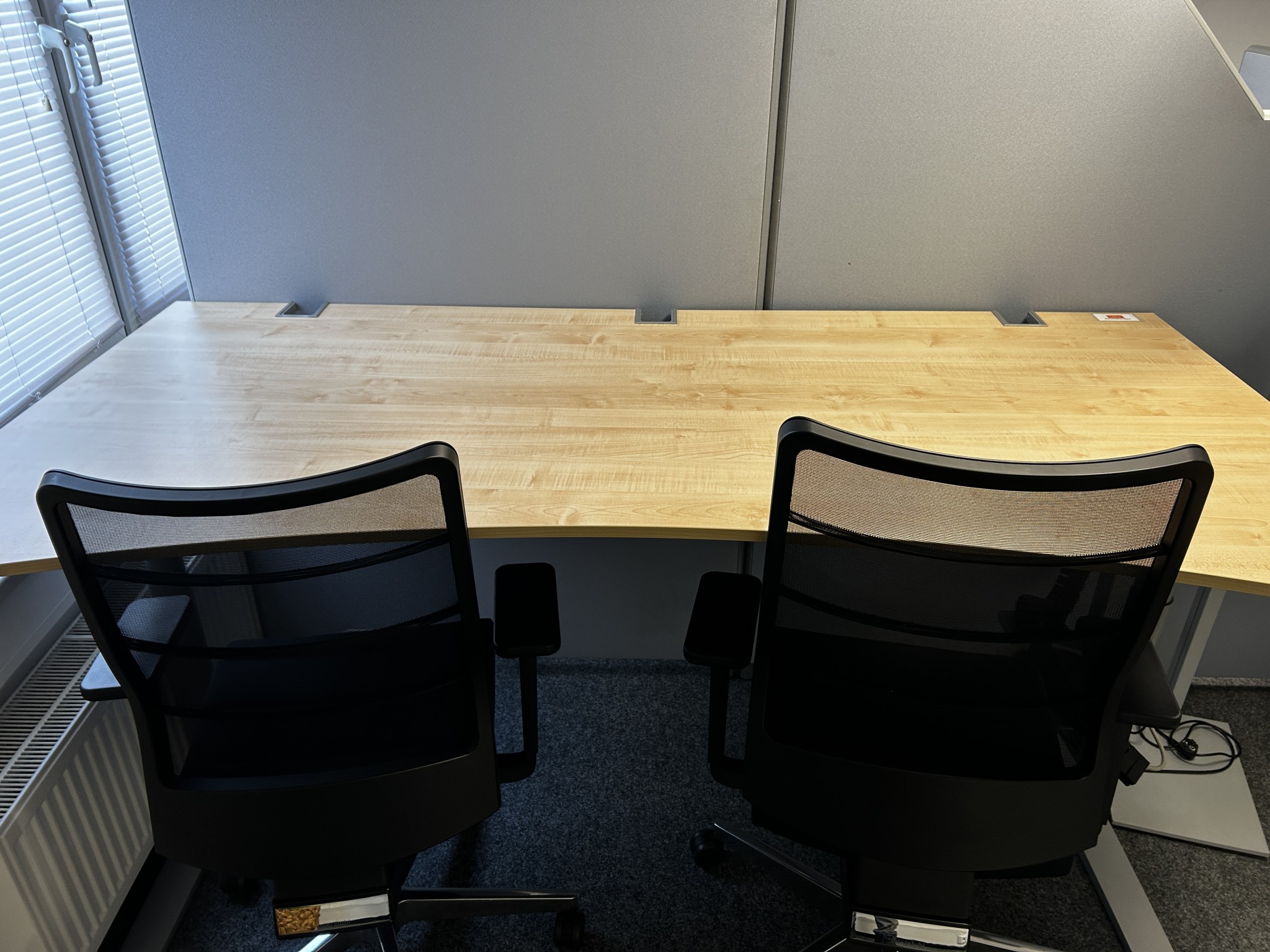 gepflegte, hochwertige Medientechnik sowie Büroausstattung-2