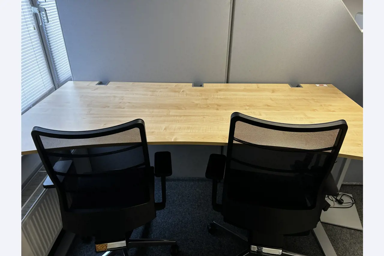 gepflegte, hochwertige Medientechnik sowie Büroausstattung-2