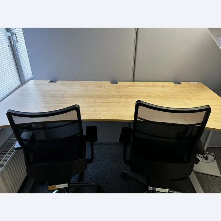 gepflegte, hochwertige Medientechnik sowie Büroausstattung-2