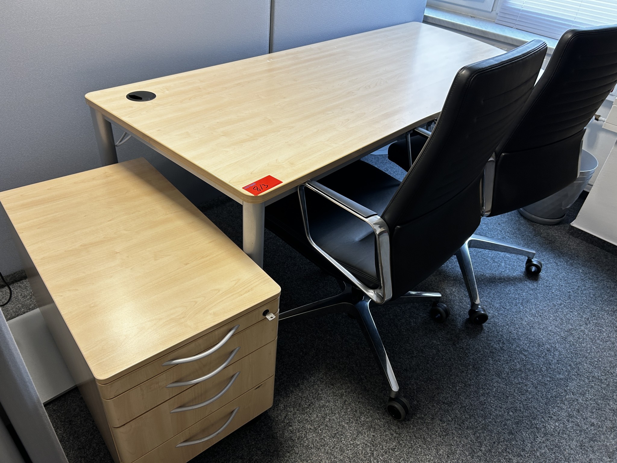 gepflegte, hochwertige Medientechnik sowie Büroausstattung-2