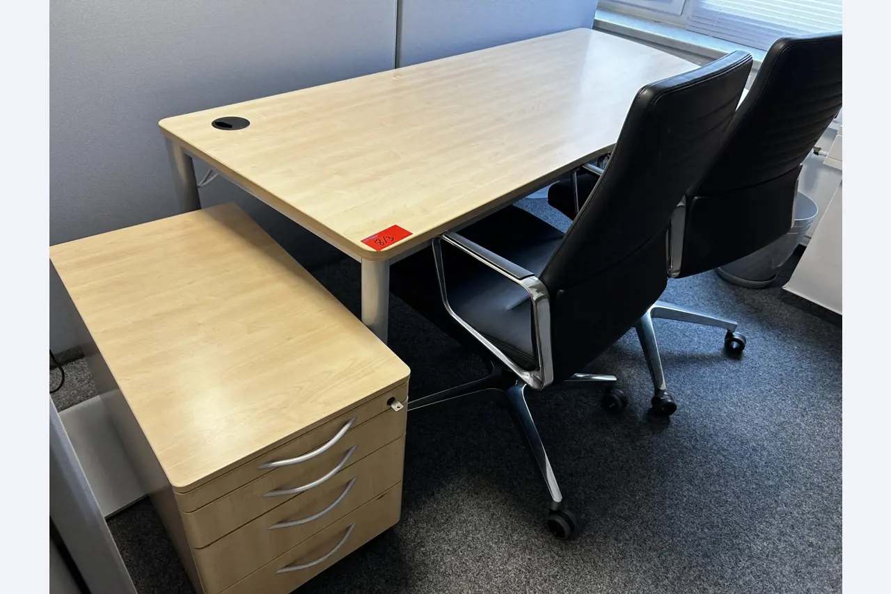 gepflegte, hochwertige Medientechnik sowie Büroausstattung-2