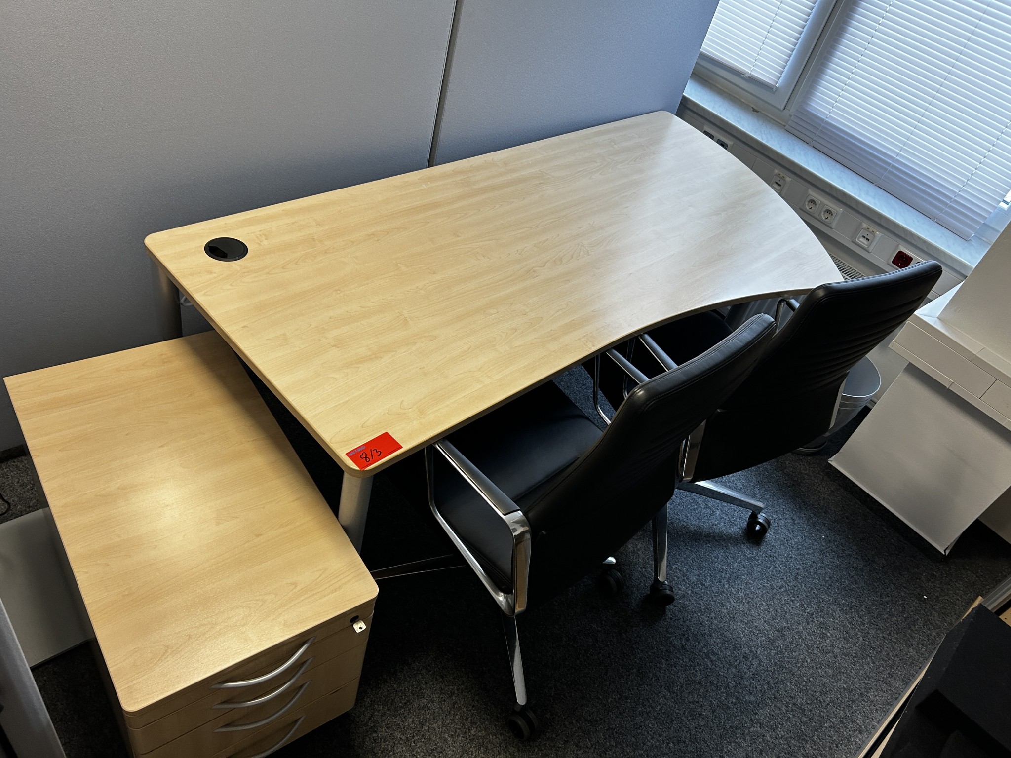 gepflegte, hochwertige Medientechnik sowie Büroausstattung-1