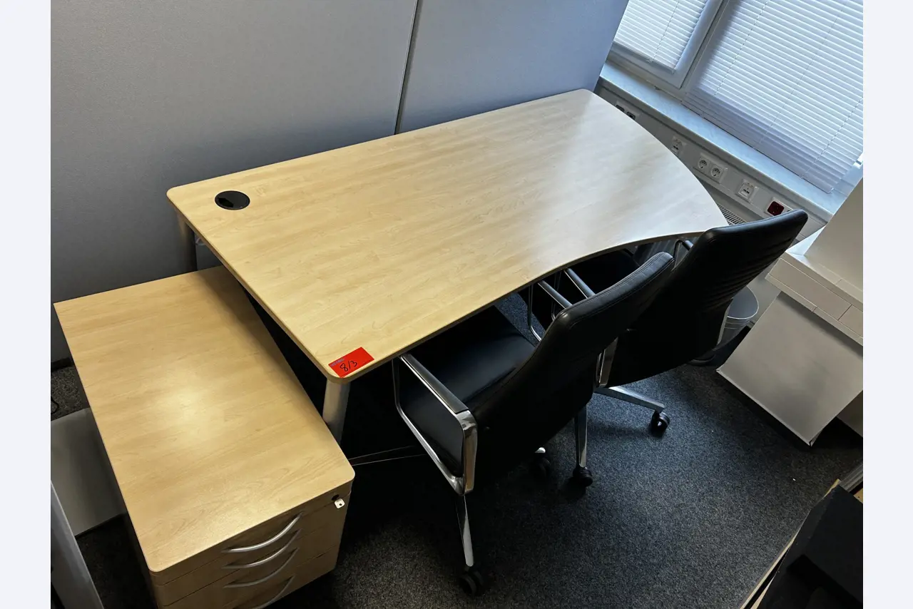 gepflegte, hochwertige Medientechnik sowie Büroausstattung-1