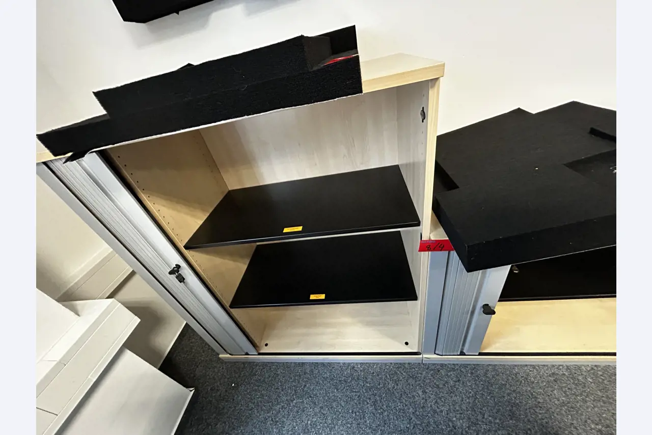 gepflegte, hochwertige Medientechnik sowie Büroausstattung-1