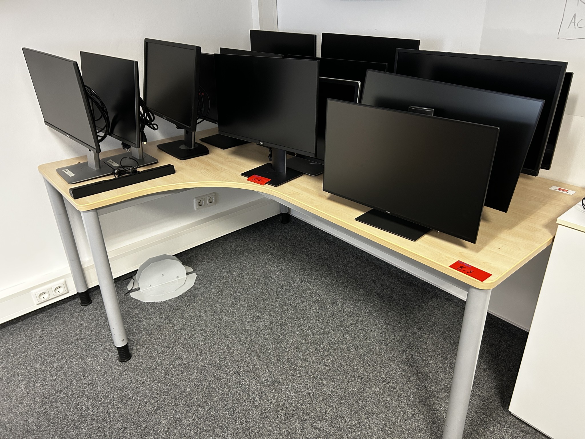 gepflegte, hochwertige Medientechnik sowie Büroausstattung-1