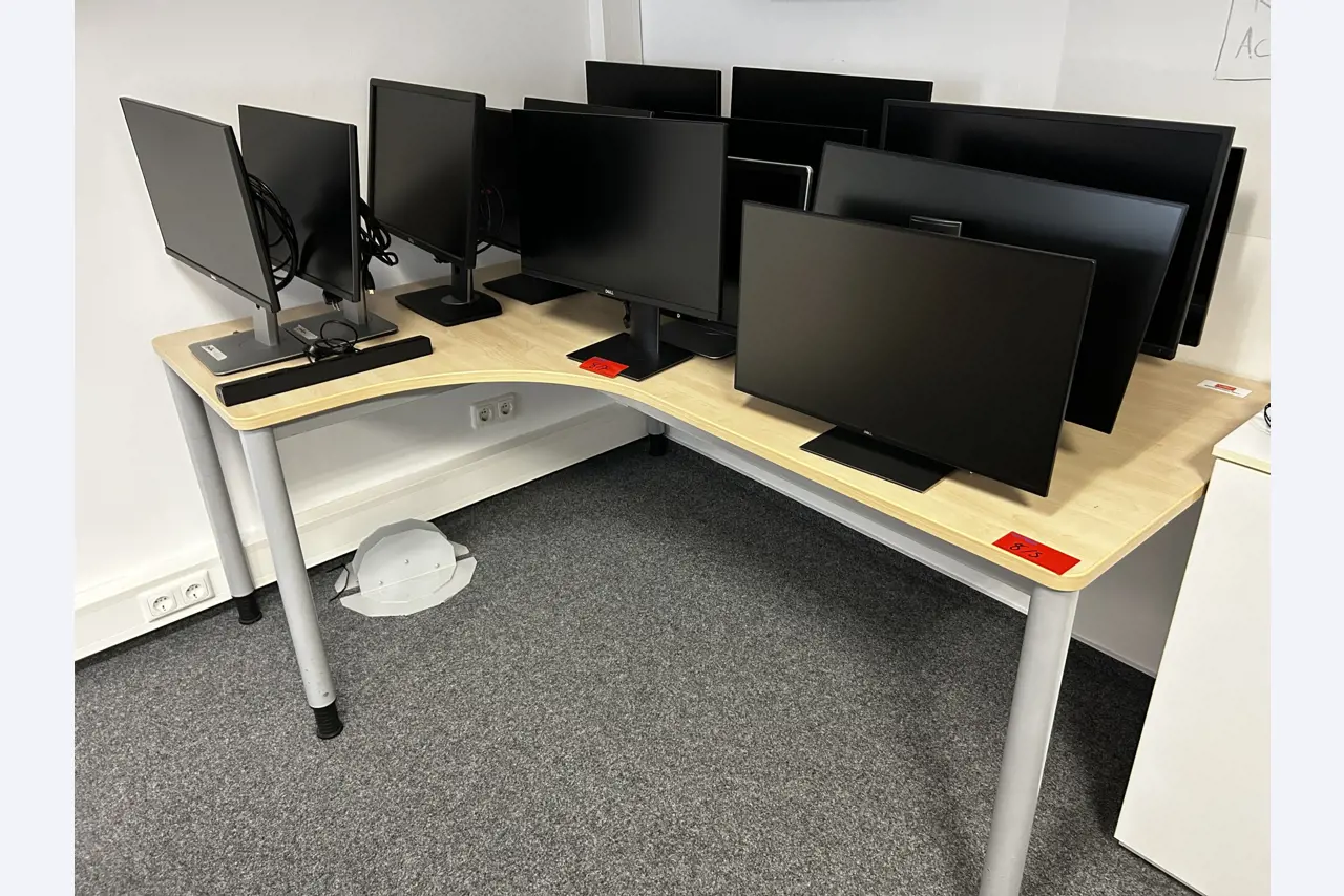 gepflegte, hochwertige Medientechnik sowie Büroausstattung-1