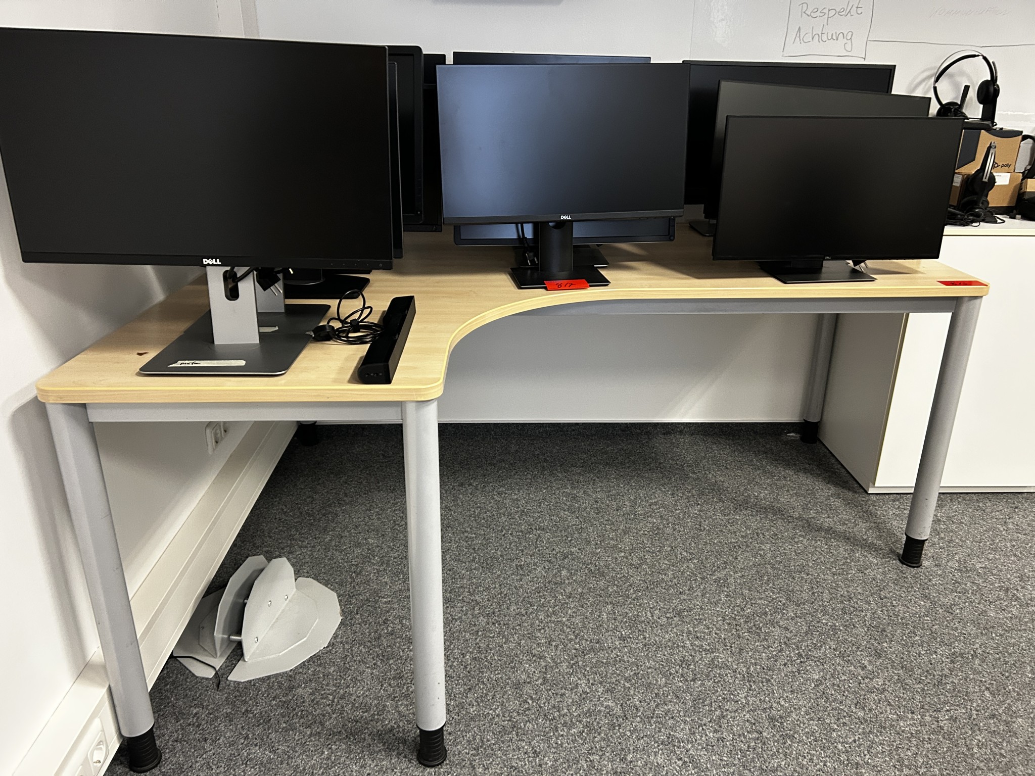 gepflegte, hochwertige Medientechnik sowie Büroausstattung-2