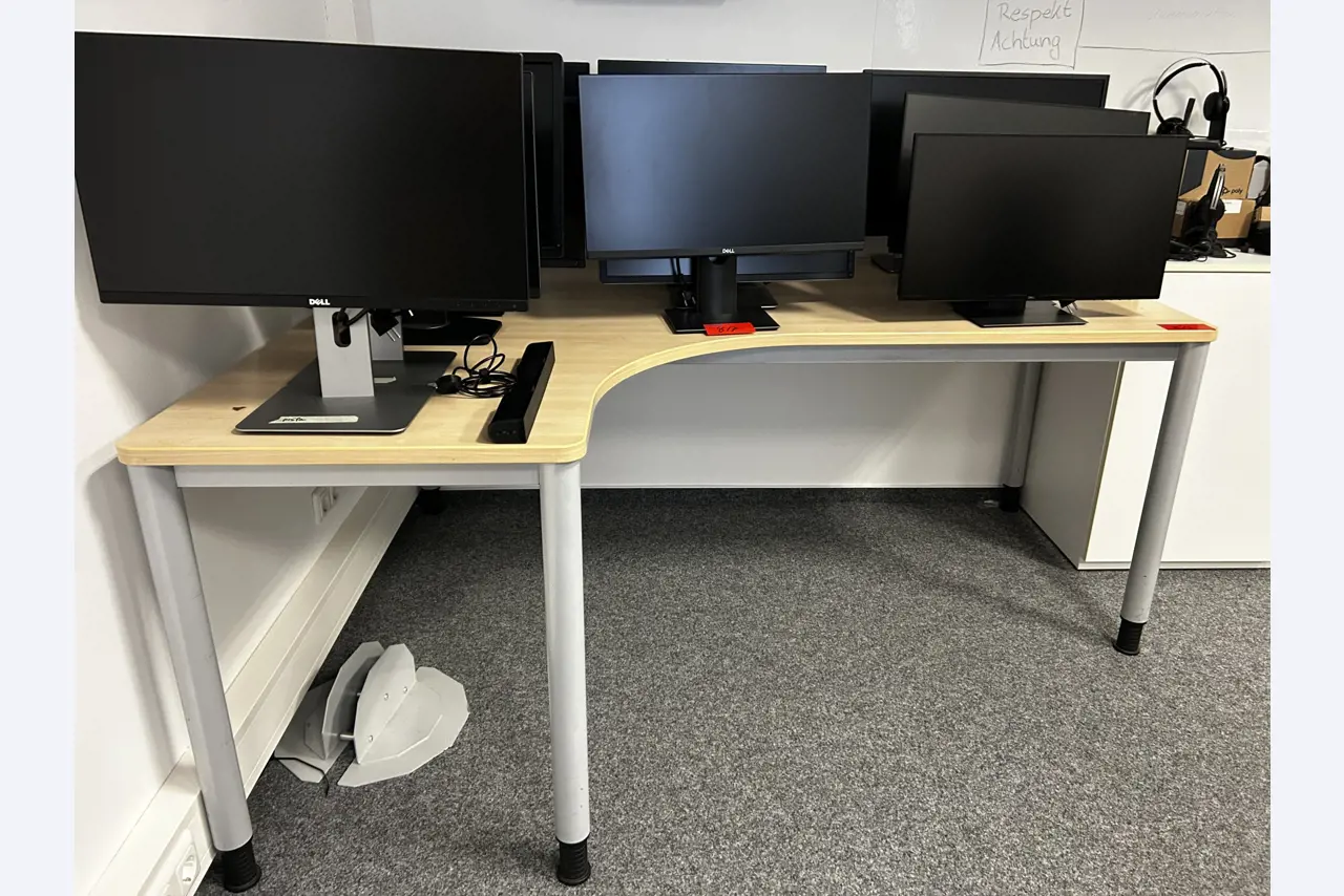 gepflegte, hochwertige Medientechnik sowie Büroausstattung-2